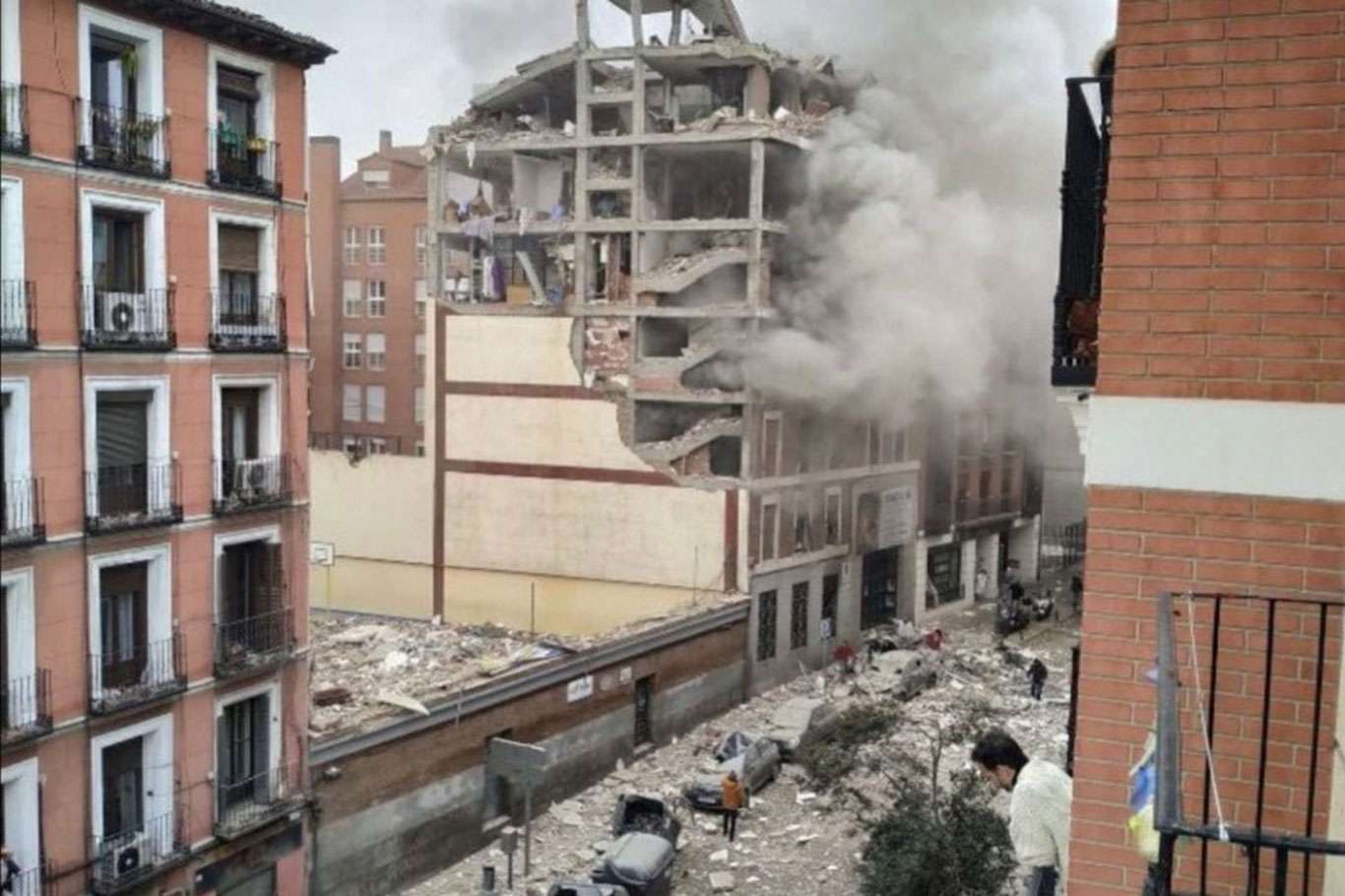 Huge explosion destroys building in Madrid